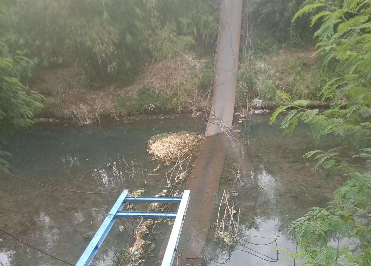 Jembatan gantung di Desa Kregenan, Kecamatan Kraksaan, Kabupaten Probolinggo yang ambruk. (Foto: Ikhsan Mahmudi/Ngopibareng.id)