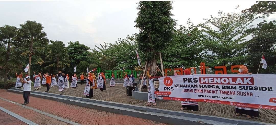PKS Kota Kediri menggelar aksi menolak kenaikan BBM yang dilakukan di Taman Brantas. (Foto: Fendhy Plesmana/Ngopibareng.id)