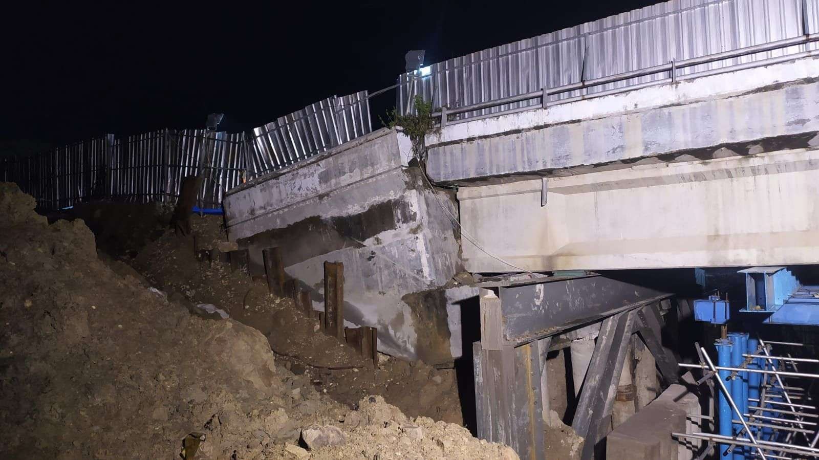 Jembatan Pacal di Desa Kedungsumber, Kecamatan Temayang, longsor pada Sabtu malam 10 September 2022. Akibatnya membuat jalan penghubung Bojonegoro Nganjuk terganggu. (Foto: Ngopibareng.id)