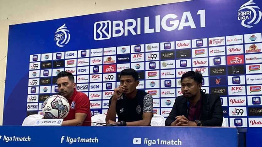 Pelatih Kepala Arema FC, Javier Roca (samping kiri) saat sesi konferensi pers di Stadion Kanjuruhan, Malang. (Foto: Lalu Theo/Ngopibareng.id)
