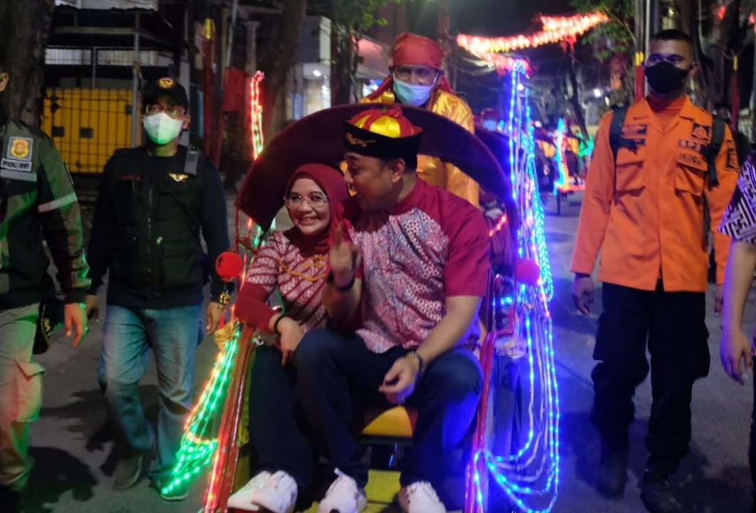 Walikota Surabaya, Eri Cahyadi bersama istrinya saat mencoba becak wisata yang akan segera hadir di Kya-Kya. (Foto: Humas Pemkot Surabaya)