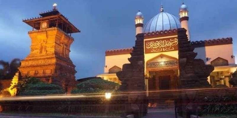 Masjid Menara Kudus, Jawa Tengah. Harmoni Islam dan nilai kebudayaan lokal. (Foto: travellers)