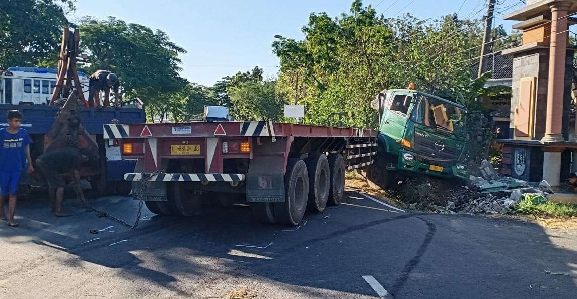 Proses evakuasi kendaraan truk trailer usai terlibat kecelakaan dengan Yamaha Mio (Foto: dok. Lantas Polres Tuban)