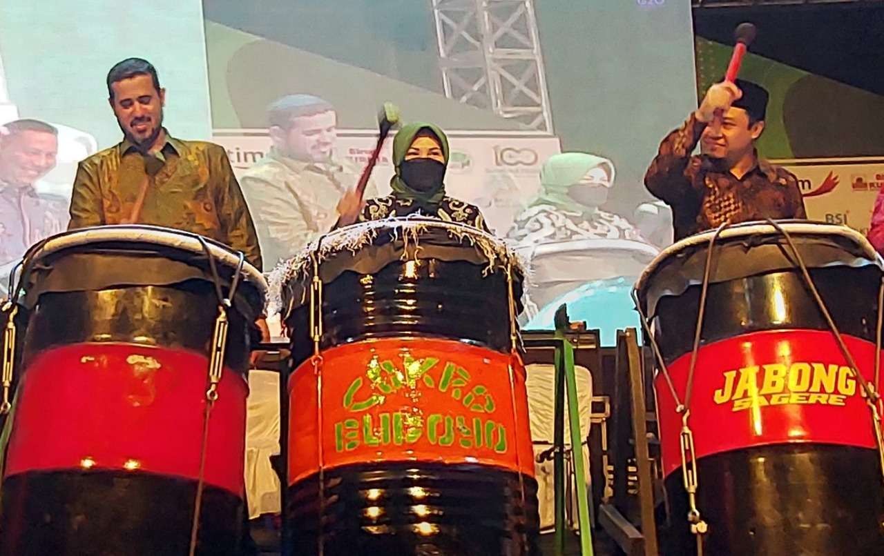 Walikota Habib Hadi Zainal Abidin (paling kiri) menabuh drum menandai penutupan Pasar Rakyat (Festival Pendalungan) sekaligus launching ‘We Love Cities’. (Foto: Ikhsan Mahmudi/Ngopibareng.id)