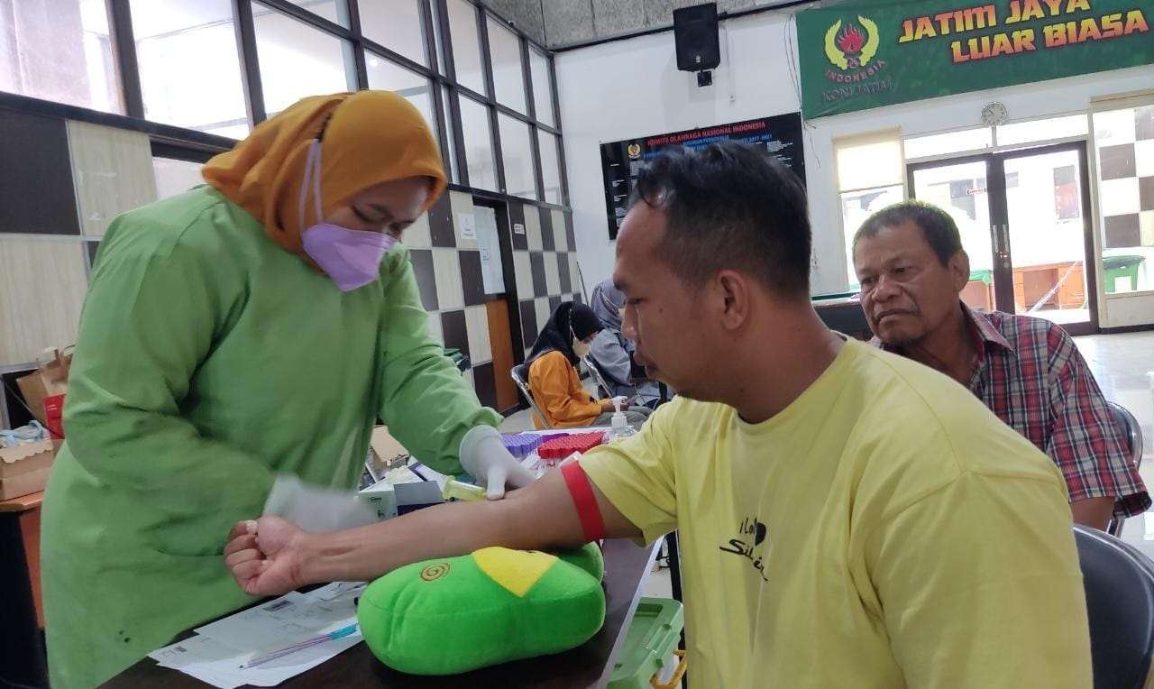 Salah satu atlet saat menjalani tes kesehatan di KONI Jatim, Senin 12 September 2022. (Foto: Fariz Yarbo/Ngopibareng.id)