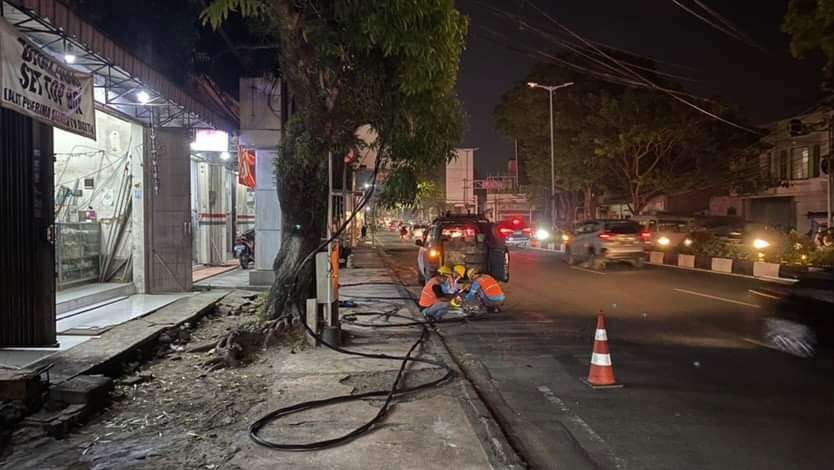Proses perbaikan kabel yang terbakar di Jalan Ahmad Yani, Kota Malang (Foto: Lalu Theo/ngopibareng.id)