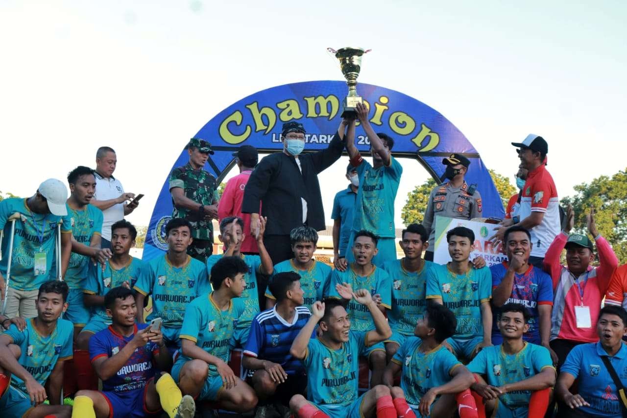 Walikota Pasuruan ikut mengangkat tropy juara Liga Tarkam Piala Walikota 2022. (Foto: Dokumentasi Kota Pasuruan)