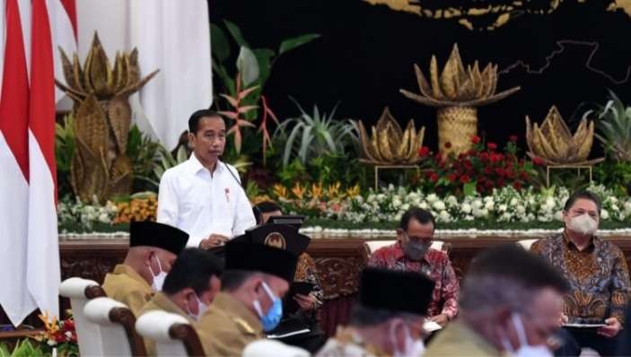 Presiden Joko Widodo memberi pengarahan kepada seluruh kepala daerah secara daring dari Istana Negara terkait kenaikan harga BBM. (Foto: BPMI Setpres)