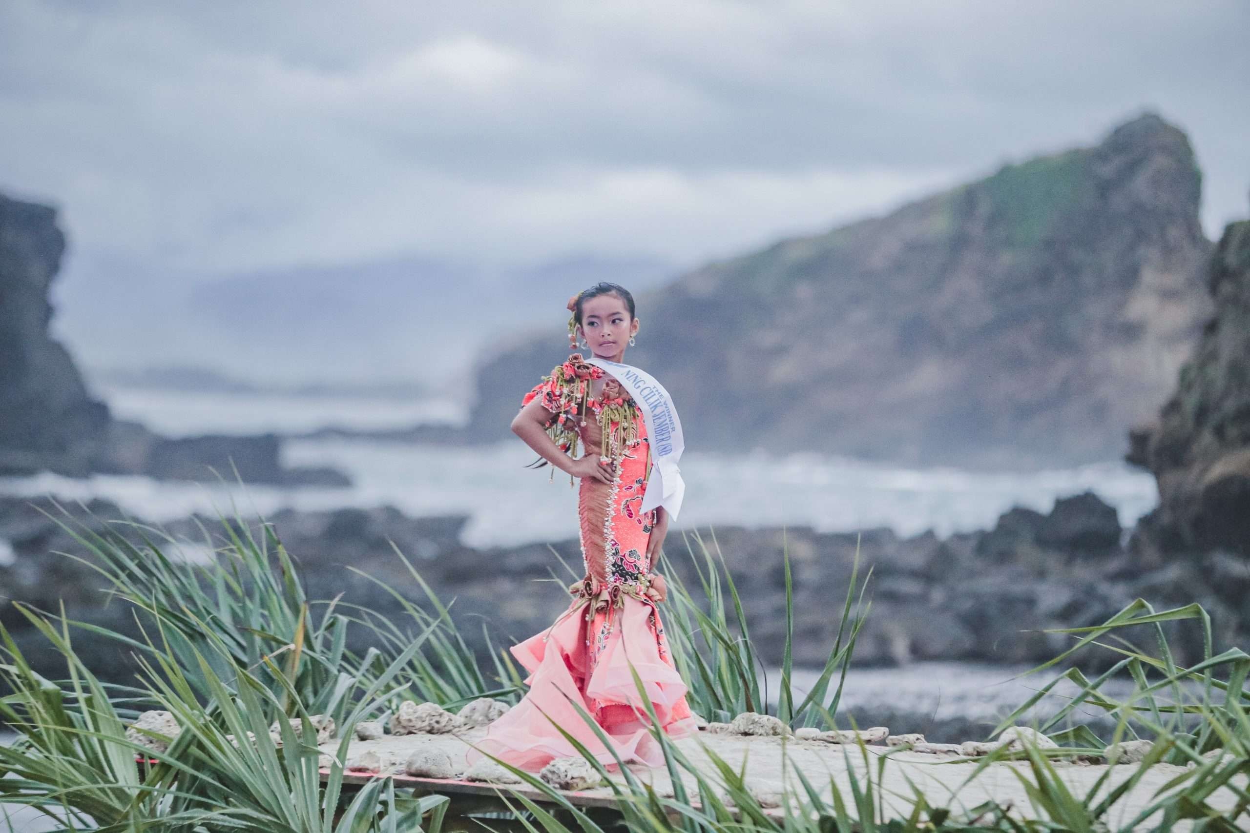 Salah satu peserta Papuma Fashion Week (PFW) tampil mengenakan busana batik khas Jember (Foto: Dokumentasi Diskominfo Jember)