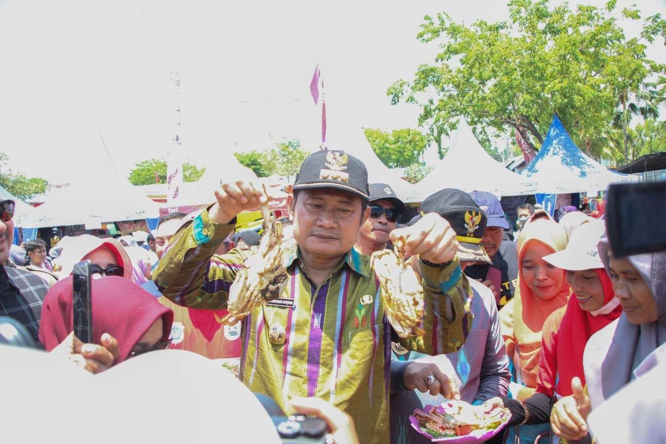 Bupati Lamongan Yuhronur Efendi memamerkan rajungan asal Paciran (Foto: Dok Prokopim Lamongan/Ngopibareng.id)