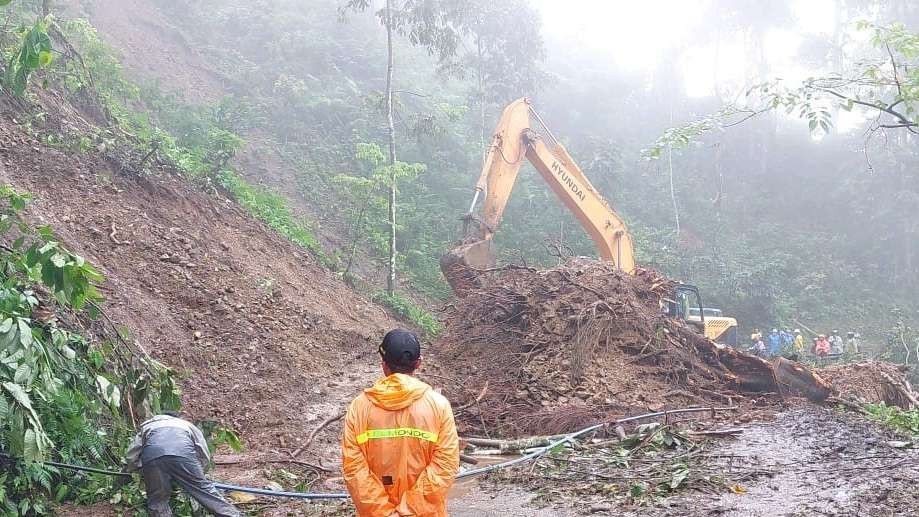 Jalan penghubung Kabupaten Lumajang dengan Kabupaten Malang melalui jalur Piket Nol, Lumajang saat tertutup material longsor (Foto: BPBD Lumajang)