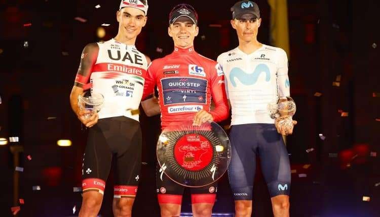 Juara Vuelta a Espana 2022. Remco Evenepoel (tengah-juara 1), Enric Mas (kanan-juara 2), dan Juan Ayuso (kiri-juara 3). (Foto: Istimewa)