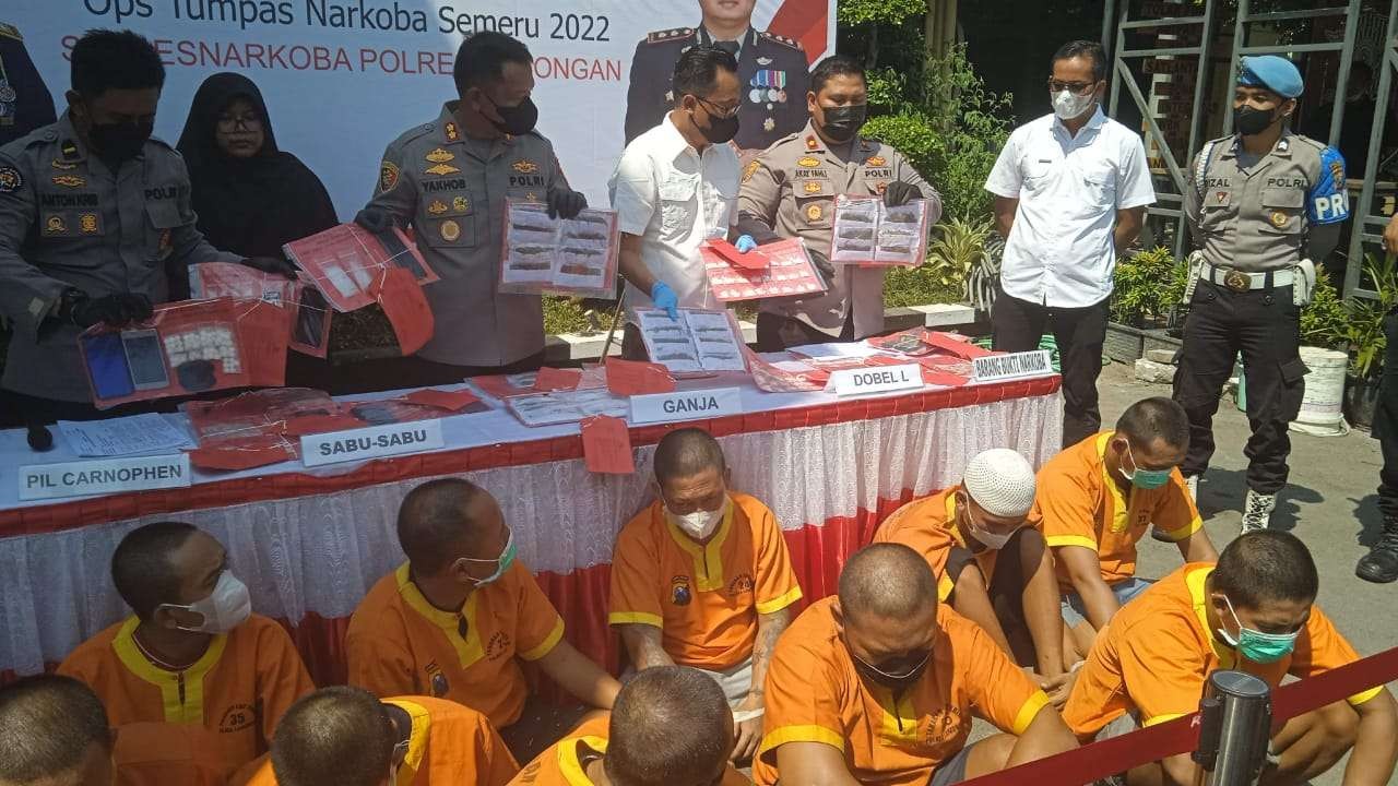 Sejumlah tersangka narkoba yang berhasil ditangkap Polres Lamongan selama Operasi Tumpas Narkoba Semeru 2022. (Foto: Imron Rosidi/ngopibareng.id)