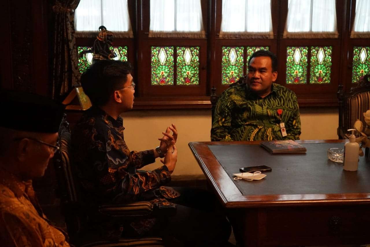 Bupati Blora Arief Rohman berdiskusi dengan Raja Mangkunegara X, Kanjeng Gusti Pangeran Haryo (GPH) Bhre Cakrahutomo Wira Sudjiwo. (Foto: dok. Humas Pemkab Blora)