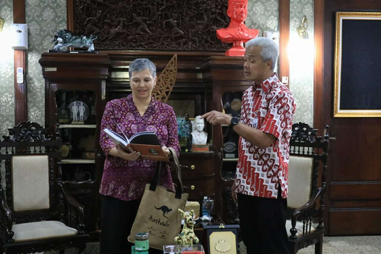Penny Williams mengunjungi Gubernur Jawa Tengah, Ganjar Pranowo di rumah dinasnya. (Foto: dok Humas Pemprov Jateng)