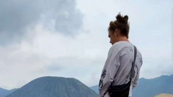 Seorang wisatawan mancanegara (wisman) mengencingi kawah Gunung Bromo. (Foto: tangkapan layar IG)
