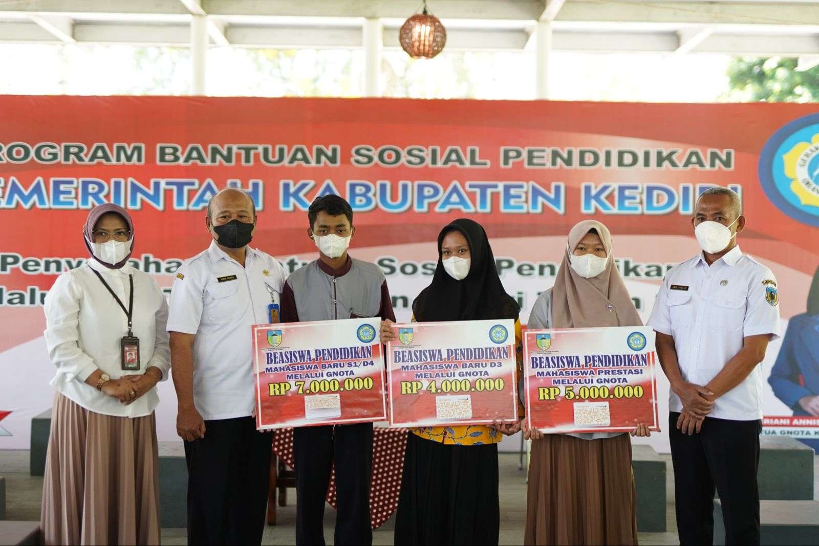 Pemerintah Kabupaten Kediri Beri Beasiswa Pada Ratusan Mahasiswa (Foto Kominfo Kabupaten Kediri)