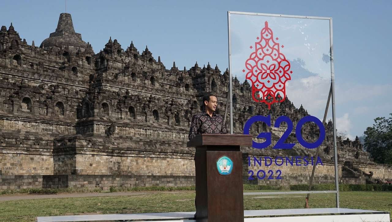 Mendikbudristek Nadiem Anwar Makarim mengapresi pemugaran Candi Borobudur warisan budaya yang dikagumi dunia. (Foto: Dokumentasi Kemendikbudristek)