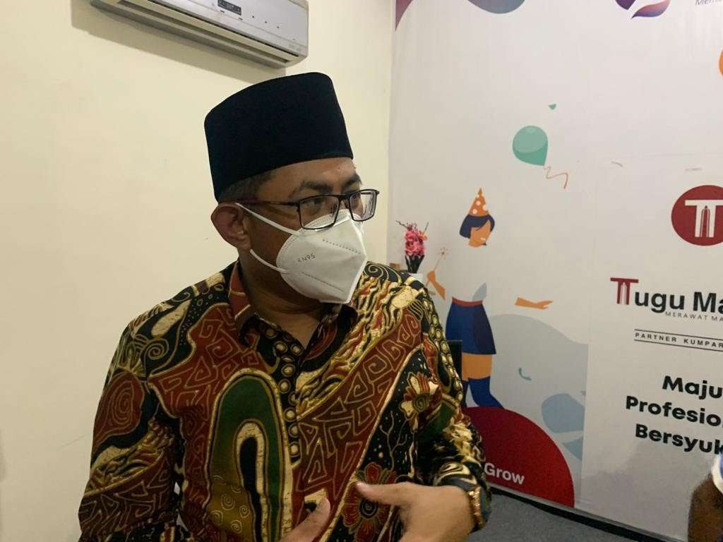 Kepala OJK Malang, Sugiarto Kasmuri saat berada di salah sati lantor media di Kota Malang (Foto: Lalu Theo/ngopibareng.id)
