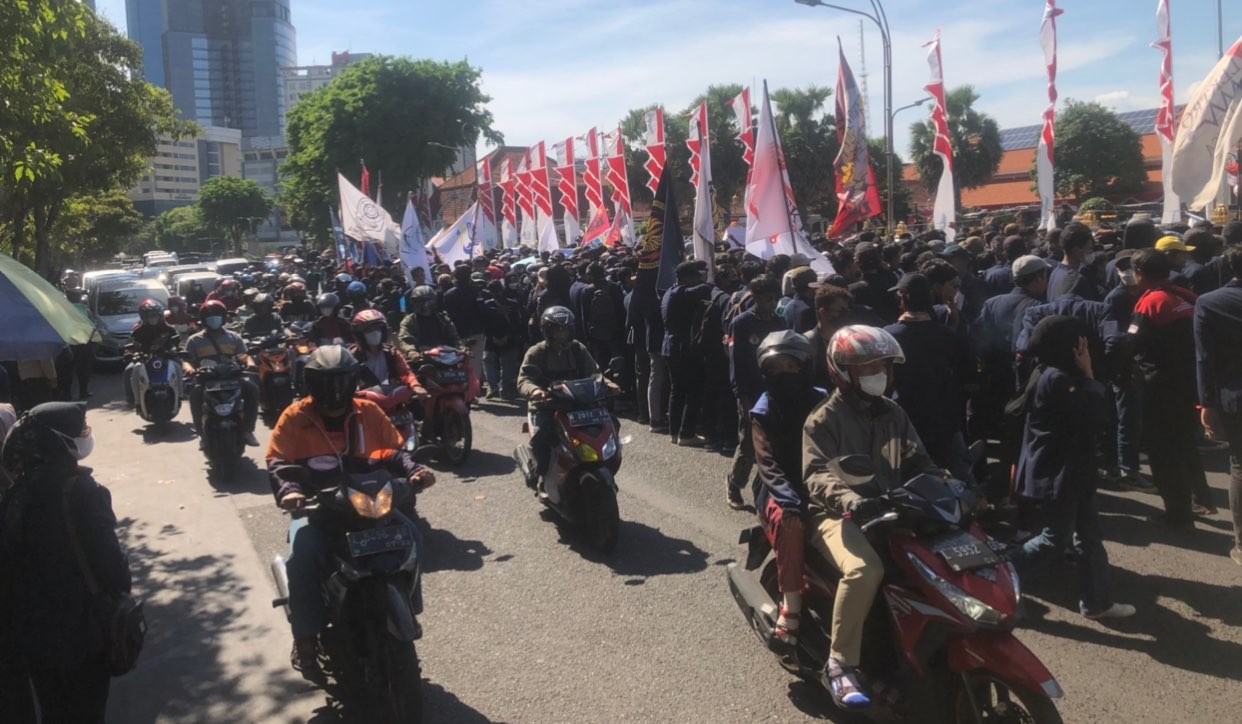 Kemacetan terjadi saat kedatangan mahasiswa di Gedung Negara Grahadi Surabaya, Rabu 14 September 2022. (Foto: Andhi Dwi/Ngopibareng.id)