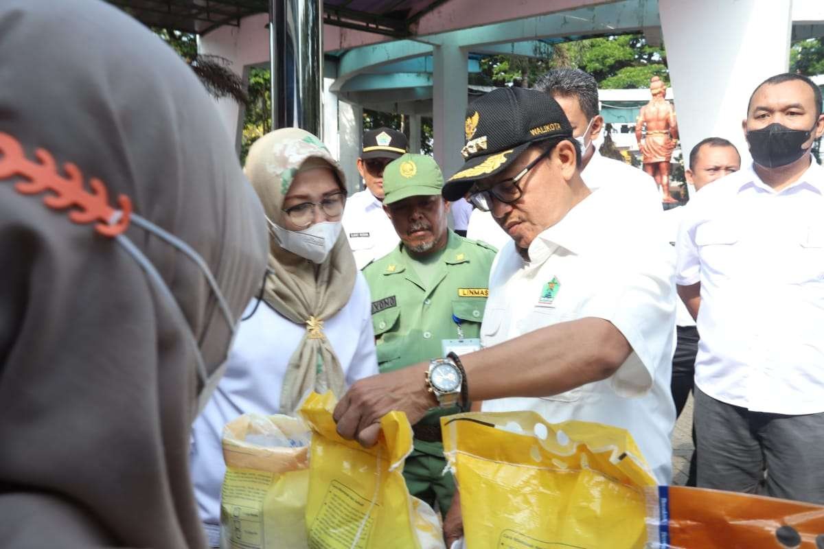 Walikota Malang, Sutiaji saat melihat operasi pasar di GOR Ken Arok, Kota Malang (Foto: Humas Pemkot Malang)