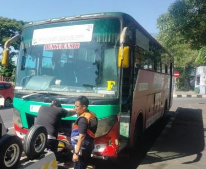 Bus kota trayek Jembatan Merah Plaza (JMP) – Bungurasih terlibat kecelakaan di depan Darmo Trade Center (DTC) Wonokromo, Surabaya, Rabu 14 September 2022 pagi. (Foto: Dokumentasi BPBD)