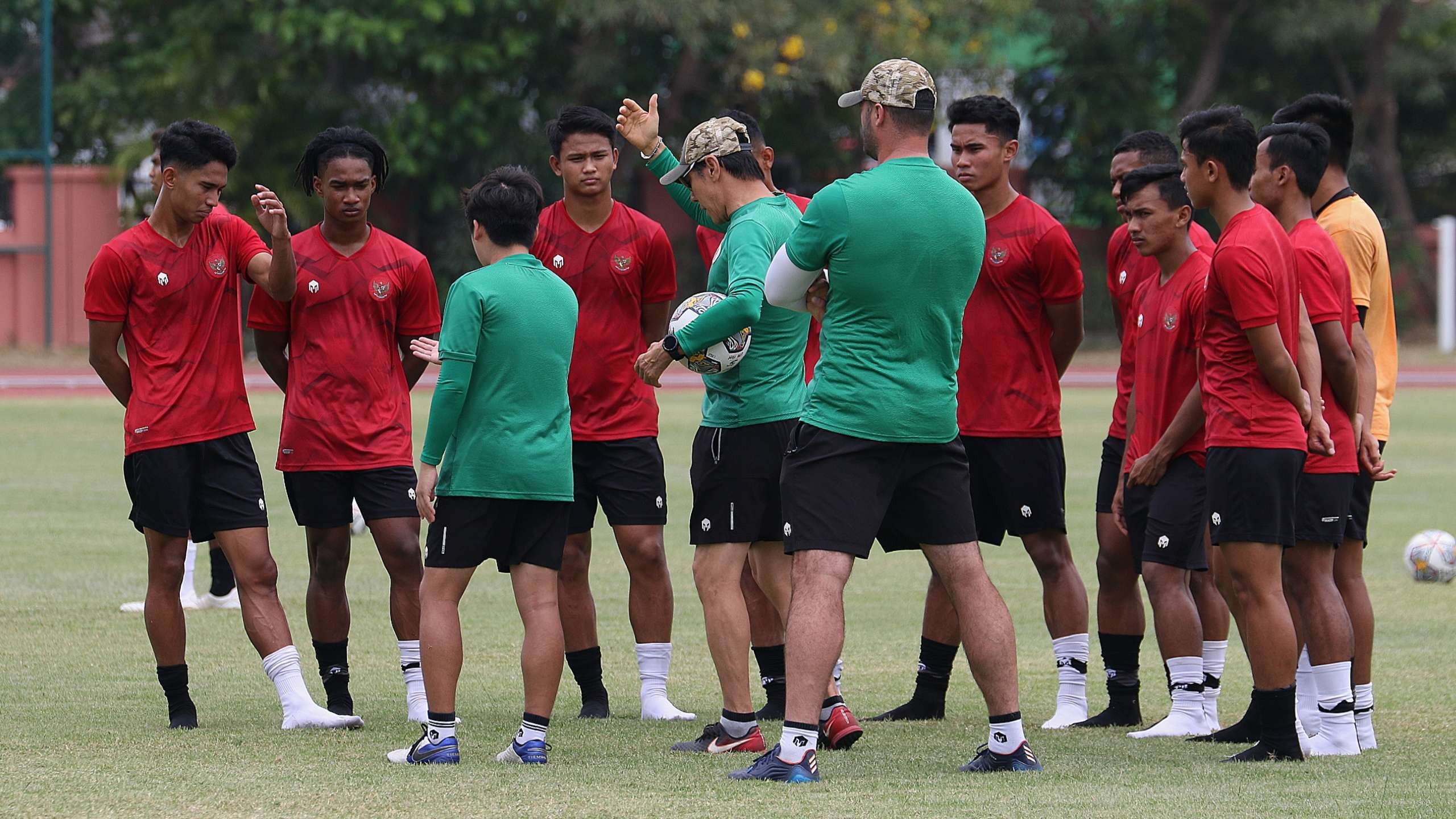 Para Pemain Timnas U-20 saat mendengarkan instruksi Pelatih Shin Tae-Yong dalam latihan di Lapangan Thor, Surabaya, Kamis 15 September 2022 siang. (Foto: Fariz Yarbo/Ngopibareng.id)