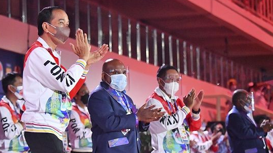 Presiden Jokowi dan Gubernur Papua, Lukas Enembe, saat gelaran PON XX. Nama stadion pun diubah jadi nama tersangka kasus korupsi di KPK itu. (Foto: Dokumentasi Setpres)