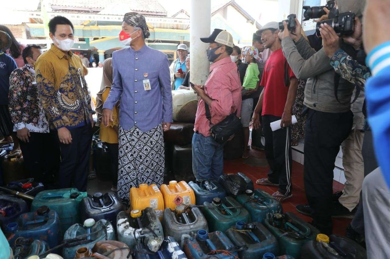 Gubernur Jawa Tengah Ganjar Pranowo langsung berkomunikasi dengan Pertamina dan BPH Migas agar alokasi BBM, bagi nelayan Kendal ditambah. (Foto: Istimewa)