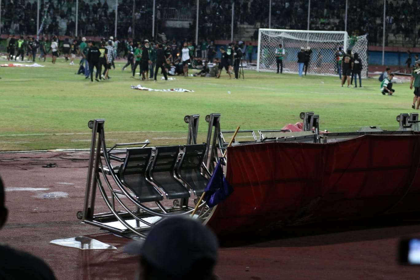 Bench pemain di Stadion Gelora Delta dirobohkan oleh Bonek yang mengamuk, Kamis 15 September 2022. (Foto: Fariz Yarbo/Ngopibareng.id)