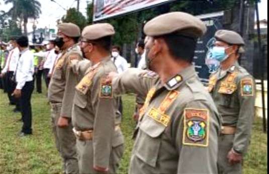 Anggota Satpol PP bertugas di 23 kecamatan di Bondowoso mengadukan kejelasan nasib dan honor ke Wabup Irwan Bachtiar Rahmat. (foto:guido saphan/ngopibareng.id)