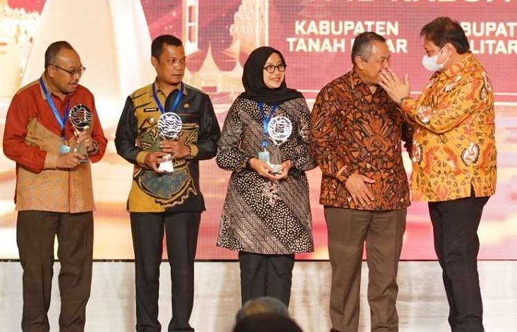 Bupati Banyuwangi Ipuk Fiestiandani menerima penghargaan dari Menteri Koordinator (Menko) Perekonomian Airlangga Hartanto. (Foto: Dokumentasi Pemkab Banyuwangi)