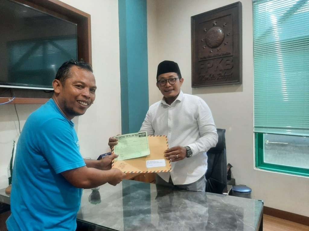 Ketua DPRD Lumajang Anang Akhmad Syaifuddin (kiri) menyerahkan surat pengunduran diri sebagai ketua DPRD ke DPW PKB Jatim. (Foto: Ant)
