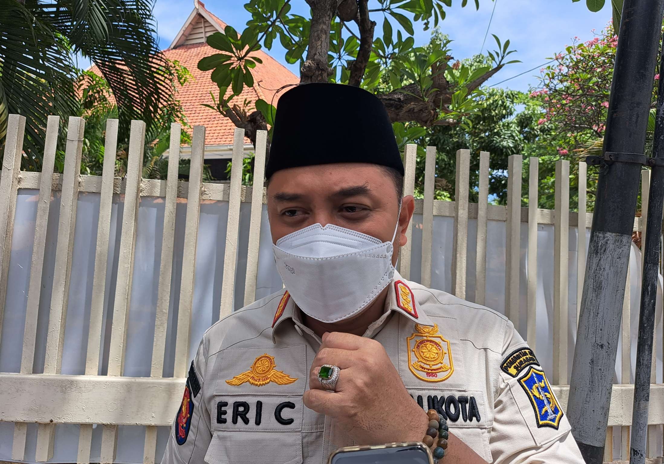 Walikota Surabaya Eri Cahyadi saat ditemui usai salat Jumat. (Foto: Pita Sari/Ngopibareng.id)