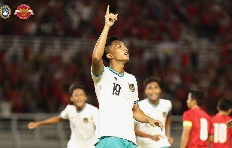 Striker Timnas Indonesia U-19, Rabbani Tasnim merayakan gol ke gawang Hong Kong pada laga kedua Grup F Kualifikasi Piala Asia U-20 2023 di Stadion Gelora Bung Tomo, Surabaya. (Foto: Instagram PSSI)
