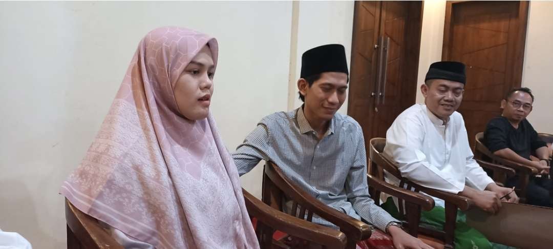 Ning Imaz didampingi oleh Suaminya Gus Rifqil Muslim Suyuthi Memberikan Maaf Kepada  Eko Kuntadhi (Fendhy /Ngopibareng.id)