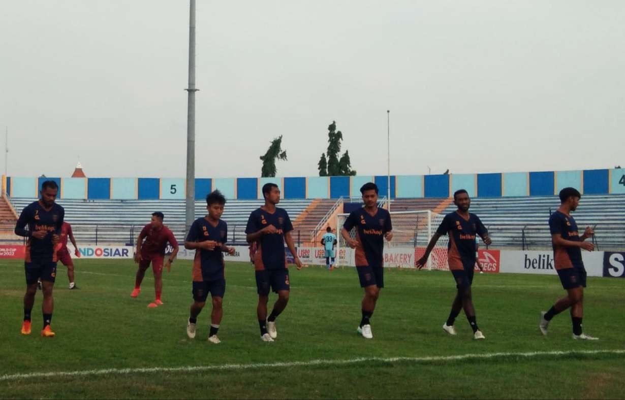 Persela Lamongan menjalani official training di Stadion Surajaya Lamongan. (Foto: Imron Rosidi/Ngopibareng.id)