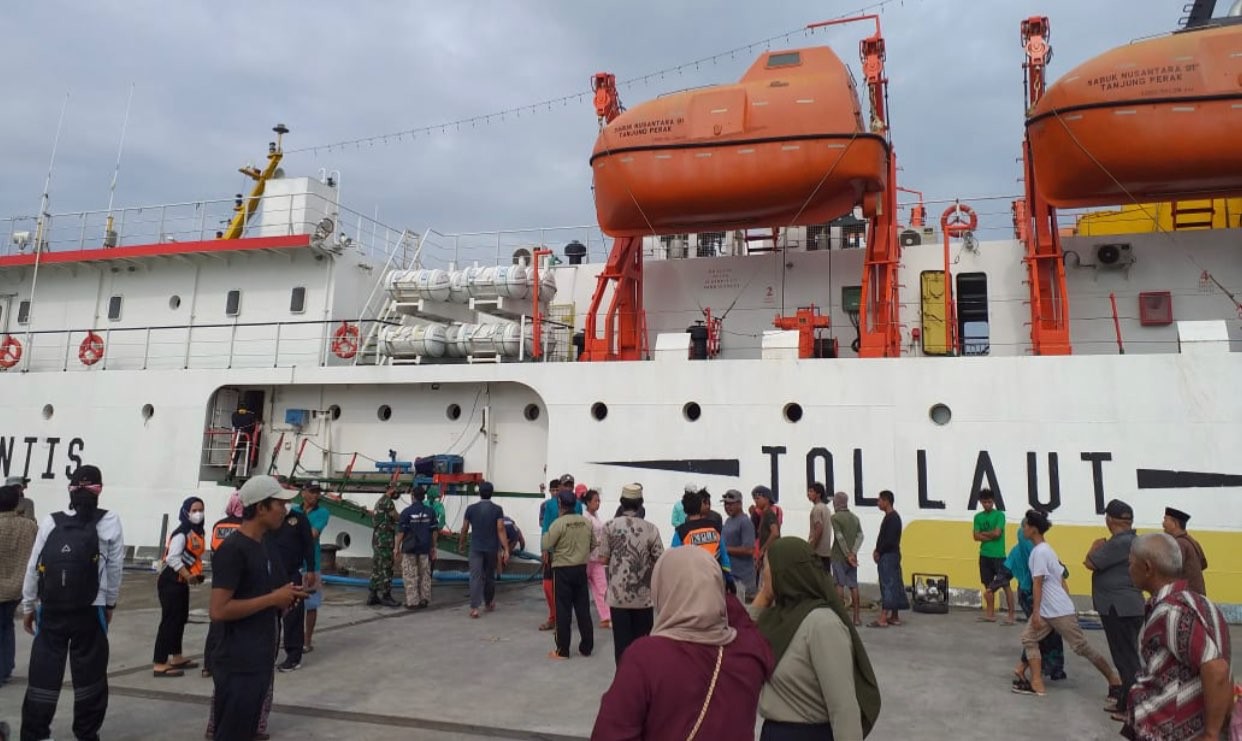 Evakuasi penumpang KM Sabuk Nusantara 91 yang terbakar di Perairan Masalembu. (Foto: Dokumentasi Syahbandar Masalembu)