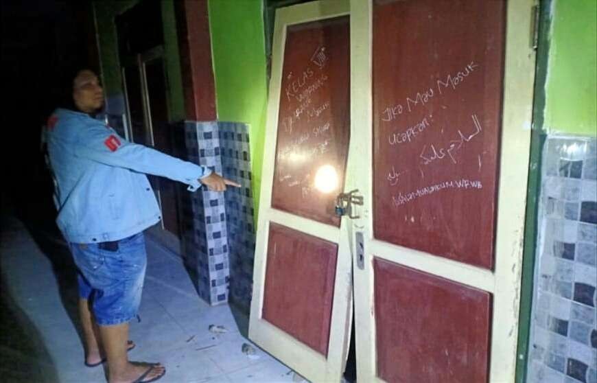 Pintu ruang laboratorium SMPN 2 Pakem Bondowoso dirusak pencuri. (Foto: Humas Polres Bondowoso)
