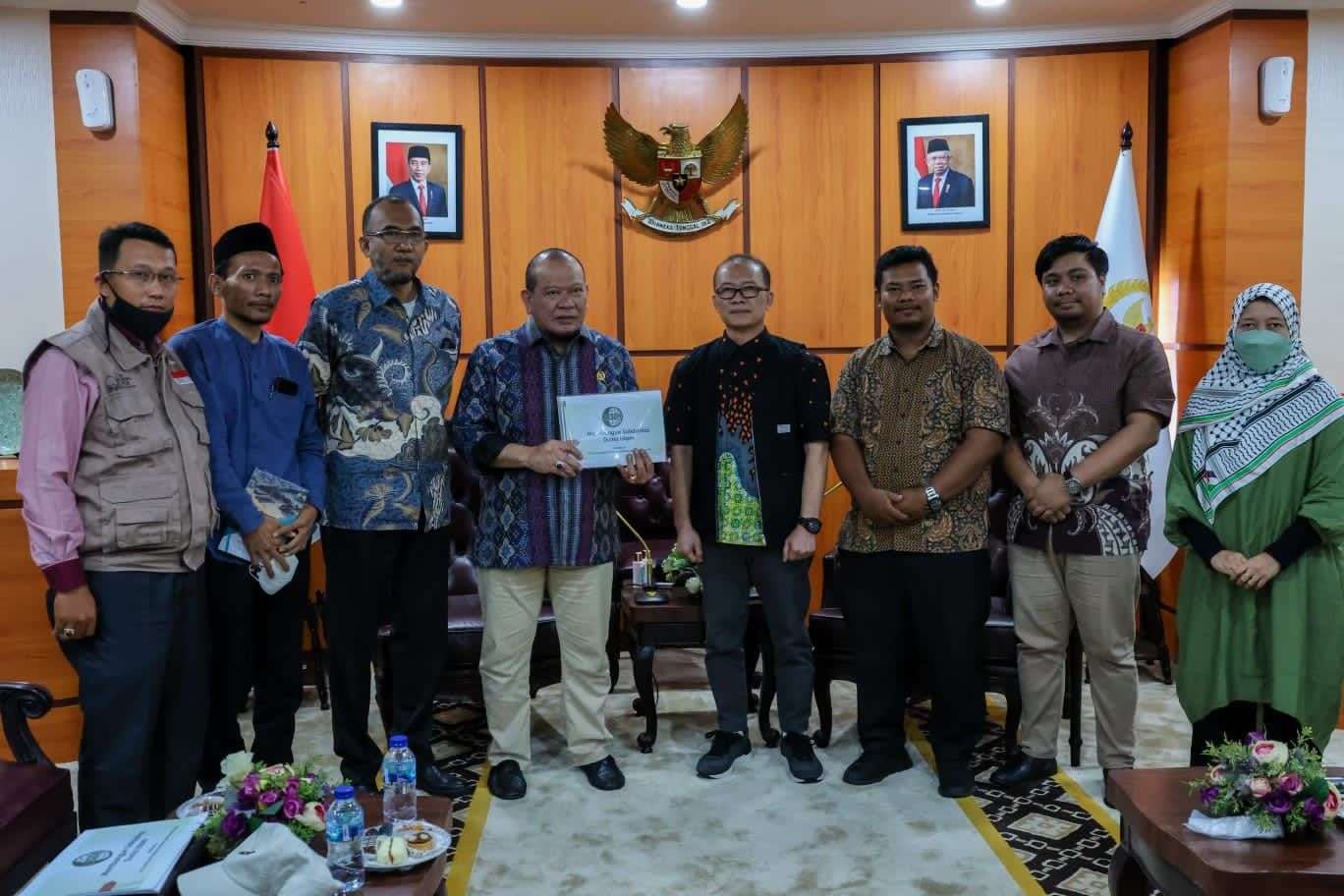 Ketua DPD RI, AA LaNyalla Mahmud Mattalitti, (empat dari kiri) menerima beberapa organisasi kemanusiaan Indonesia yang concern terhadap persoalan Palestina, Jumat 16 September 2022. (Foto: Biro Pers, Media, dan Informasi LaNyalla)