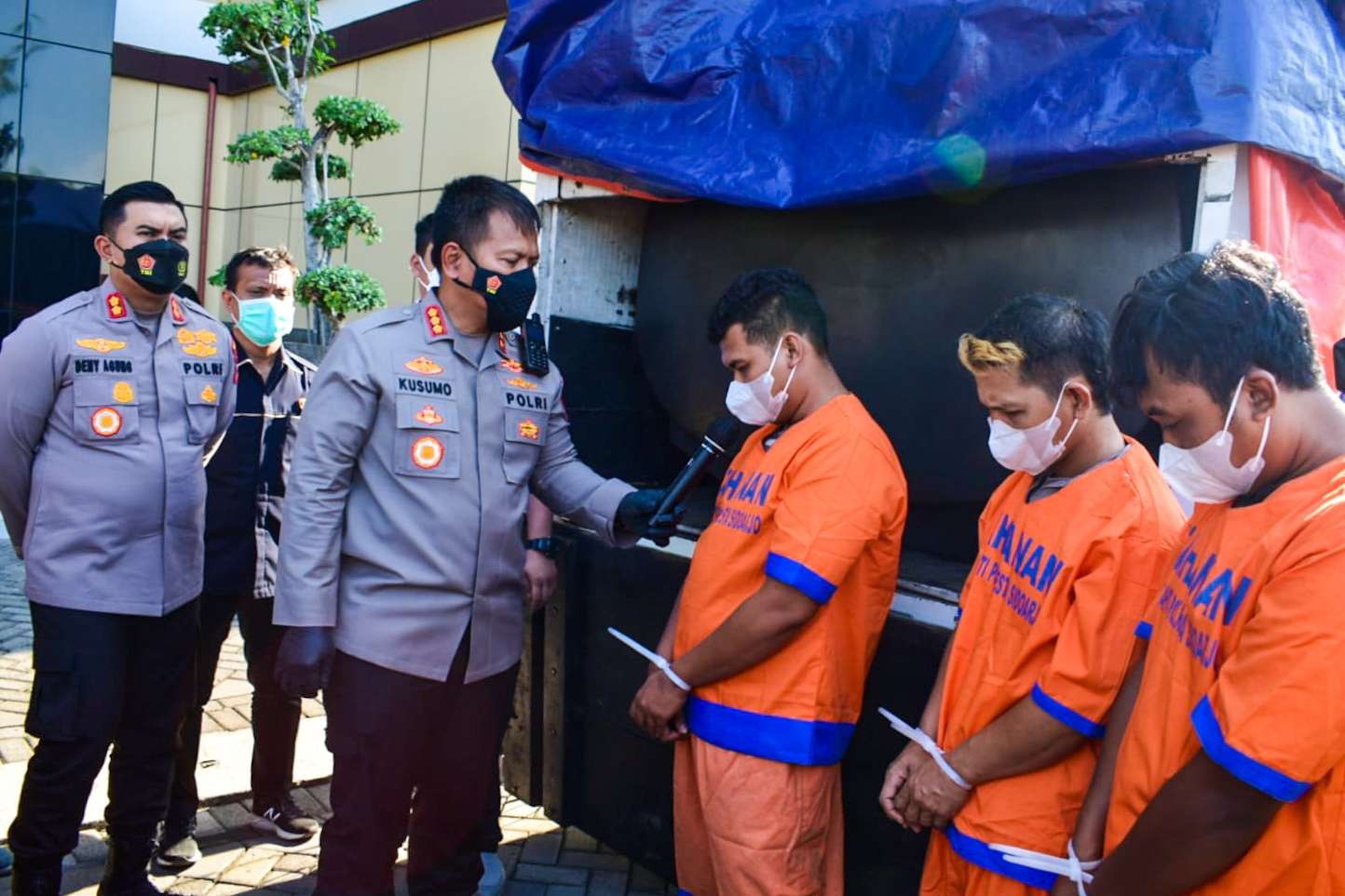 Kapolresta Sidoarjo sedang menginterogasi tiga tersangka penyalahgunaan BBM bersubsidi (Foto: Aini/Ngopibareng.id)
