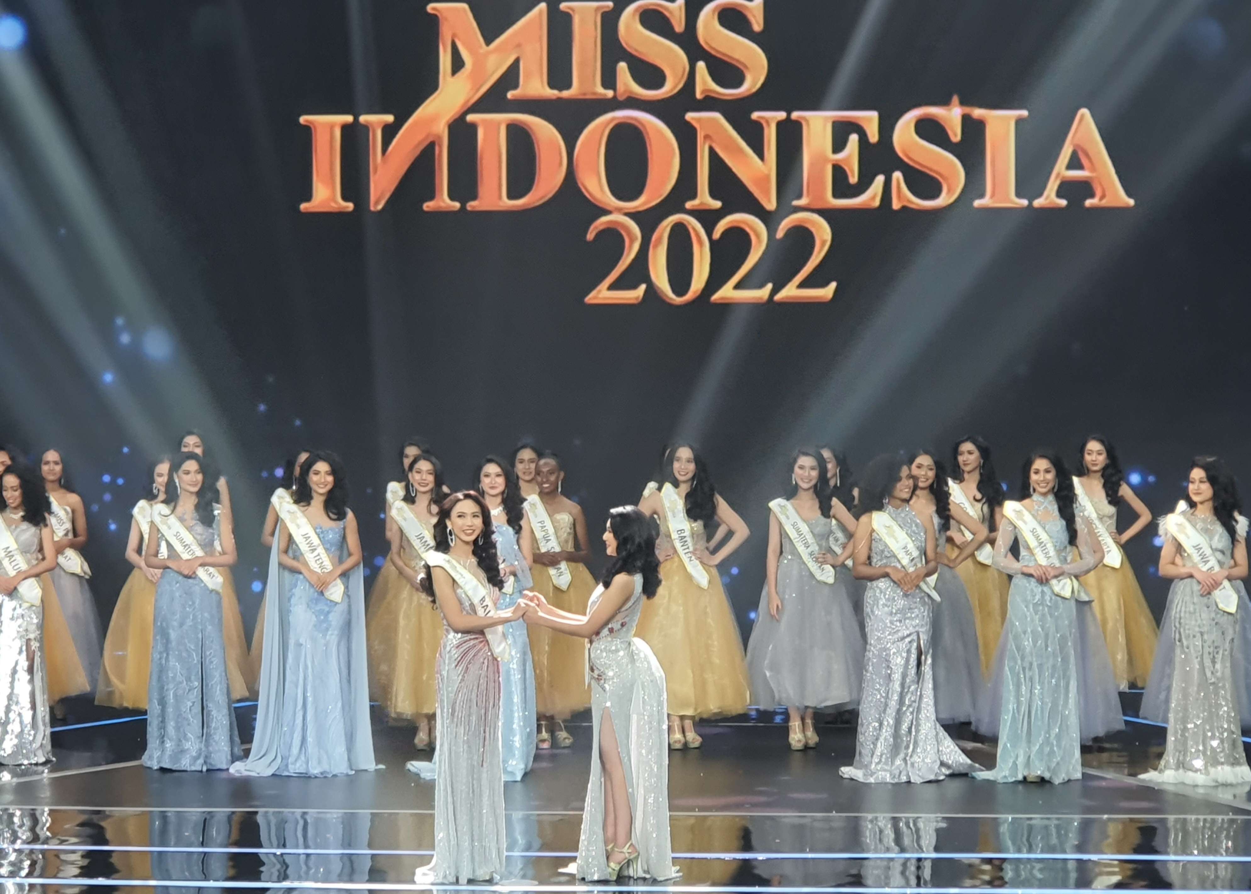 Ida Ayu Laksmi Anjali (kiri) saat terpilih menjadi runner up ajang Miss Indonesia 2022 semalam. (Foto: dok. Ubaya)