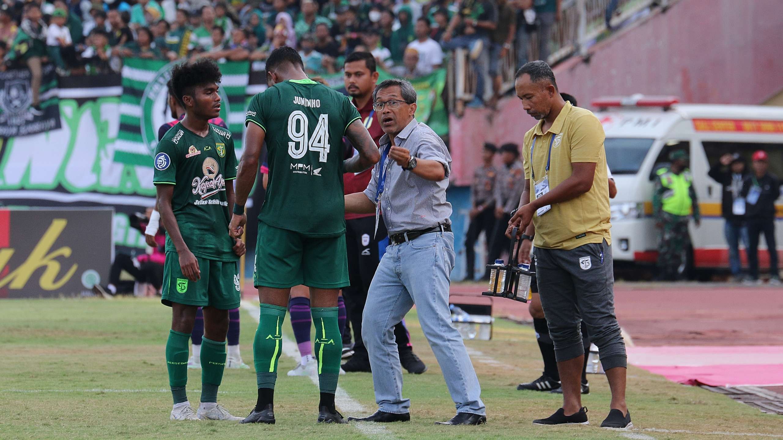 Pelatih Persebaya, Aji Santoso (dua dari kanan) saat memberikan instruksi kepada pemainnya ketika melawan Rans Nusantara FC di Stadion Gelora Delta, Sidoarjo, Kamis 15 September 2022. (Foto: Fariz Yarbo/Ngopibareng.id)