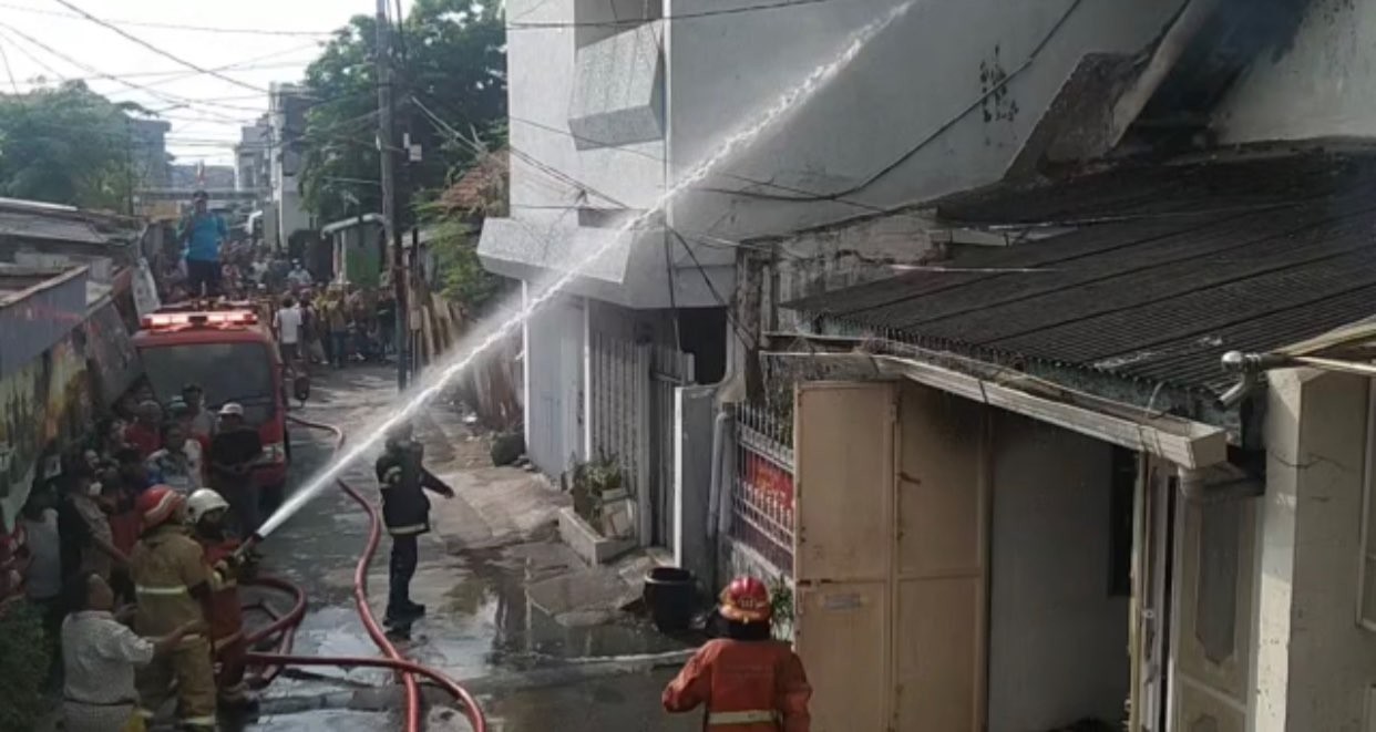 Proses petugas pemadam kebakaran saat jinakan api (Foto: BPBD Kota Surabaya)