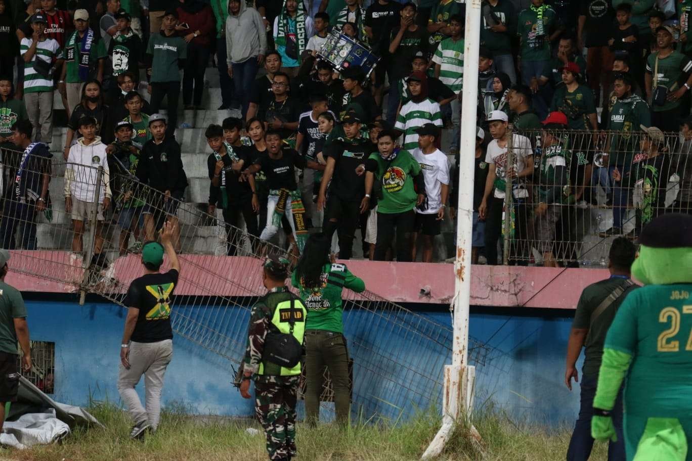 Pagar pembatas tribun yang rusak akibat amuk Bonek di Stadion Gelora Delta, Sidoarjo, Kamis 15 September 2022 malam. (Foto: Fariz Yarbo/Ngopibareng.id)