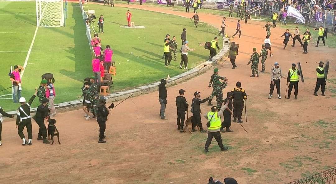 Derby Jatim: Persik Kediri vs Arema FC sempat di warnai keributan. (Foto: Fendhy Plesmana/Ngopibareng.id)