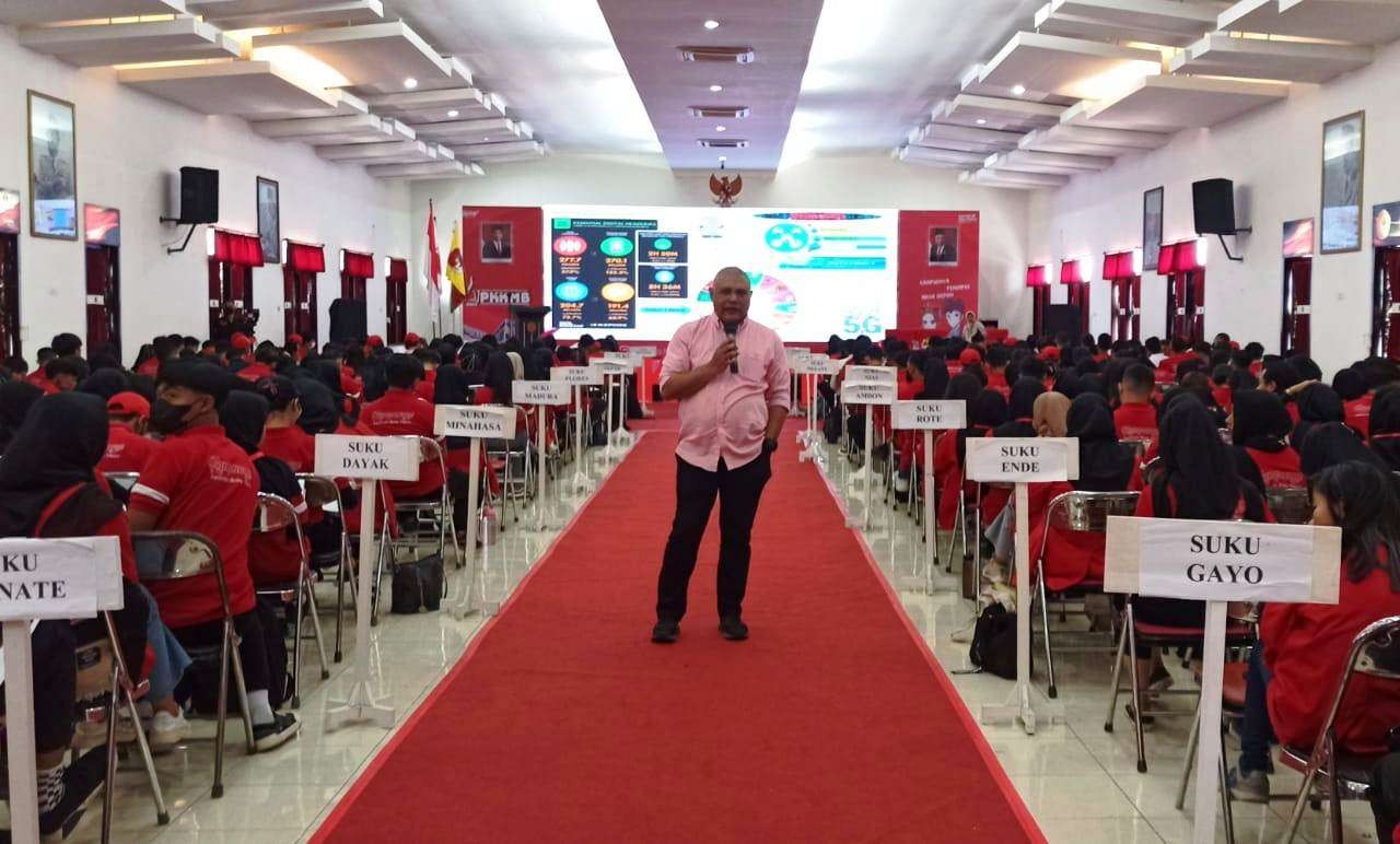 Komisioner Komisi Penyiaran Indonesia (KPI) Pusat Hardly Stefano memberikan literasi digital bagi mahasiswa  baru Untag Banyuwangi (foto: Muh Hujaini/Ngopibareng.id)