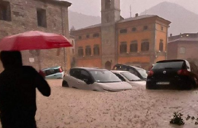Sejumlah kota di Italia diterjang banjir setelah hujan turun sejak Kamis petang, 15 September 2022. Sedikitnya 10 orang meninggal dan 4 orang hilang. (Foto: Twitter)