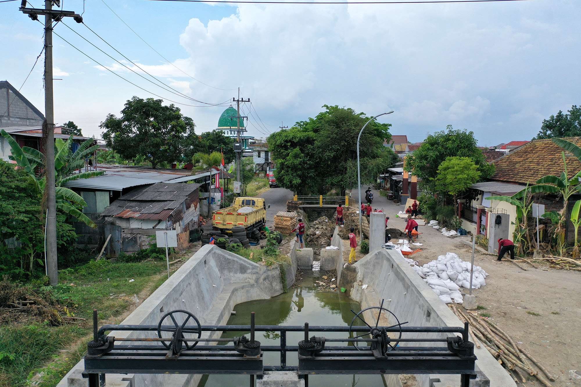 Pemasangan bozem, box culvert di kawasan Karangpoh untuk atasi banjir. (Foto: Humas Pemkot Surabaya)