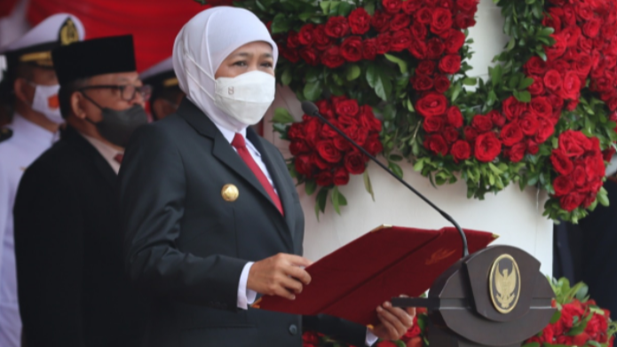 Gubernur Jawa Timur Khofifah Indar Parawansa dan Pendidikan di Jawa Timur menerima penghargaan dari Ikatan Guru Indonesia (IGI). (Foto: dok)